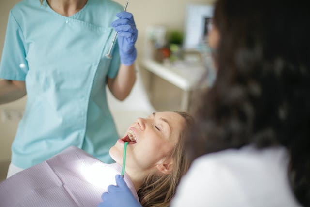 dental-assistant-talks-too-much