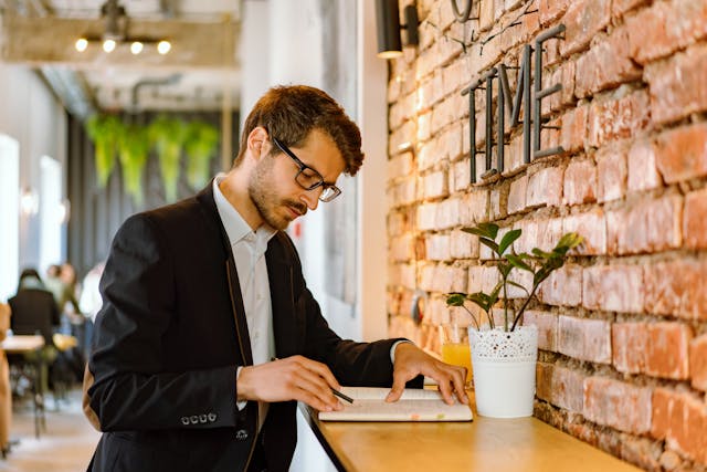 dentist-writing-down-his-new-years-resolutions
